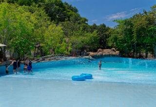 Огромный аквапарк с горячими минеральными источниками Nhà hàng I-Resort. Очень красивое место. Грязевые ванны, много бассейнов с разногорячей минеральной водой, водопады. Очень много цветов и деревьев. Отличное место, где можно спрятаться от жары на весь день. 18 октября 2023.