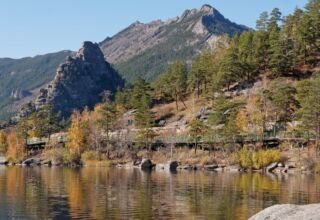 Отличная погода, прогулялись по берегу озера. На открытках озеро, горы и скалы, лес, белочки. Всё красиво). Много ракурсов в коллекцию. 5 октября 2024.