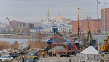Немного картинок с процесса строительства новой дороги вдоль берега озера Копа. В этот раз кадры из района гостиницы Ак Желкен и Дворца бракосочетаний Салтанат сарайы. 22 октября 2024