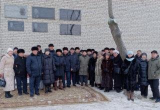 Фоторепортаж с торжественного открытия мемориальной доски в честь 100-летия Батырханова Буркитбая Масипулы на доме по адресу г.Кокшетау, Б.Момышулы 19 - Гагарина 38. 1 декабря 2024.