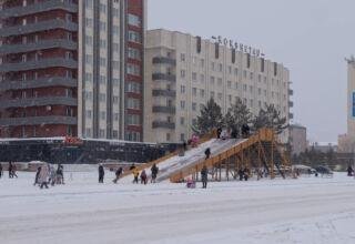 Первая часть альбома с прогулки по предновогоднему городу. Площадь Абылайхана, подготовка к празднику, ёлка, ледяные скульптуры. Тепло, тихо снег. 22 декабря 2024