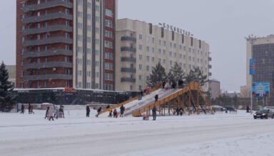 Первая часть альбома с прогулки по предновогоднему городу. Площадь Абылайхана, подготовка к празднику, ёлка, ледяные скульптуры. Тепло, тихо снег. 22 декабря 2024