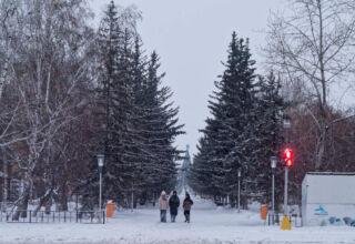 Четвёртая часть альбома с прогулки по предновогоднему городу. По ул. Ауельбекова от ул. Сагдиева (Куйбышева ) до ул. Садвакасова (Н.Крупской), ул. Сатпаева (Ленина), проспект Назарбаева (Горького), музей М.Габдуллина, новостройки. 22 декабря 2024
