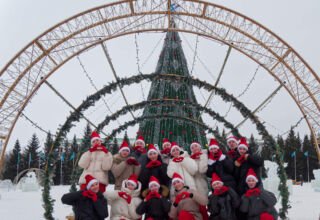 Немного картинок из прогулки по городу. Снежный городок, Акмолинский областной краеведческий музей, территория рынка, ул.Ауэзова, проспект Назарбаева (Горького), сквер на месте бывшего сада Приборостроительного завода. 27 декабря 2024
