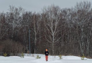 Пешая фотопробежка по велодорожке. Несколько ракурсов п.Окжетпес, лес, снежный гномик. Очень тихо и тепло. 12 января 2025.
