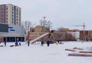 Немного открыток из январского города. Горсад, ЦУМ, площадь Независимости, площадь и пямятник Абылай хана, ёлка. Пасмурно, нехолодно, ветренно. 17 января 2025