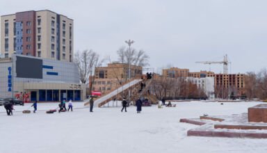 Немного открыток из январского города. Горсад, ЦУМ, площадь Независимости, площадь и пямятник Абылай хана, ёлка. Пасмурно, нехолодно, ветренно. 17 января 2025