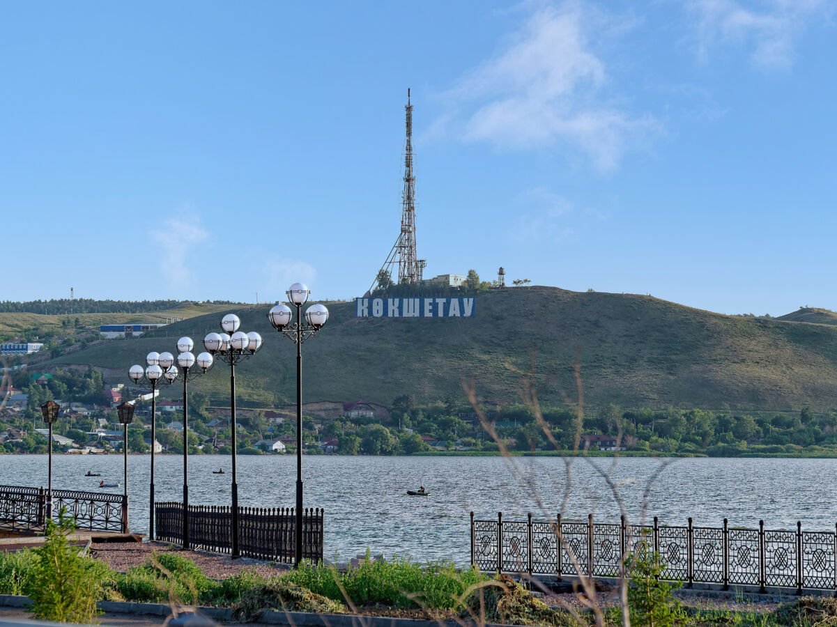 Вид через озеро и мостик