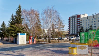 Город готовится к празднику, площадь Абылай хана, городской парк, памятник Ленину, немного людей. Улицы Абая и Назарбаева, Тепло по-апрельски, ветренно, солнце сквозь пелену, снег почти весь расстаял, лужи, песни радостных птичек. 18 марта 2025.