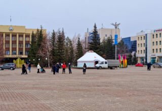 Немного картинок с площади Абылай хана. Подготовка к Наурызу 2025, вручение подарка от "Жана Адамдар" ("Новые Люди"). 20 марта 2025.