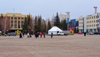 Немного картинок с площади Абылай хана. Подготовка к Наурызу 2025, вручение подарка от "Жана Адамдар" ("Новые Люди"). 20 марта 2025.