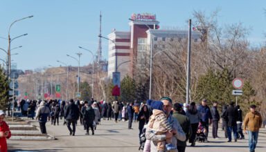 Немного картинок в праздничный и на редкость солнечных дней по пути на площадь. 22 марта 2025