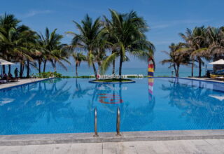 Фотографии с пляжа Зоклет (Doc Let) и пляжного отеля GM Doc Let Beach Resort & Spa. Относительно далеко от самого Нячанга, но один раз можно съездить. Недалеко порт и щебёночный карьер, после шторма мусор в море и на берегу, как-то не очень уютно. На территории отеля хороший бассейн и кухня. Много ракурсов в коллекцию. Вьетнам, Нячанг. 4 апреля 2025