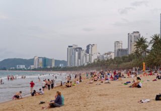 Фотографии с пляжей Нячанга (или одного длинного многокилометрового пляжа?). В основном сделаны в стиле "папарацци". Жарко, даже когда нет солнца, в основом ветренно, настоящие океанские волны под два метра. Никогда не думал, что это такое счастье, когда нет солнца или идёт дождь :) Много ракурсов в коллекцию. Вьетнам, Нячанг. 26 марта - 8 апреля 2025