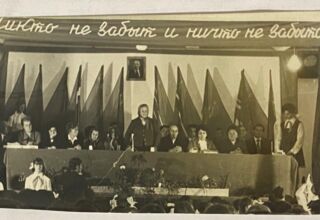 Торжественное собрание в средней школе № 11 г. Кокчетава 8 мая 1973 года, посвященное открытию школьного музея «Молодой гвардии». Выступает Ольга Петровна Загоруйко – мама молодогвардейца Володи Загоруйко. Старшая пионервожатая Надежда Кузнецова стоит справа. Фото из архива Н.Г. Плесовских (Кузнецовой).
