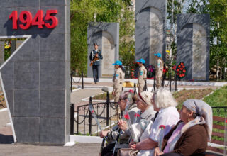 Праздничная центральная площадь в Боровом у обелиска героям Великой Отечественной Войны. Около тысячи зрителей, небольшая официальная часть, праздничный концерт. 9 мая 2025.