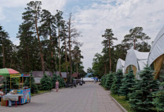 Небольшой фоторепортаж с празднования Дня защиты детей на площади "Бурабай Даму". Праздничный концерт от ДК Окжетпес, люди на озере в ожидании лета, картинки Борового в начале сезона. Тихо, тепло, иногда солнечно.