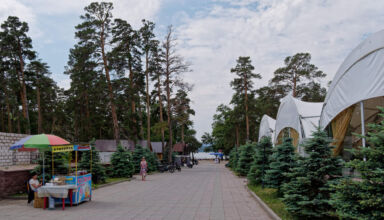 Небольшой фоторепортаж с празднования Дня защиты детей на площади "Бурабай Даму". Праздничный концерт от ДК Окжетпес, люди на озере в ожидании лета, картинки Борового в начале сезона. Тихо, тепло, иногда солнечно.
