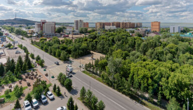 Панорама Кокшетау с 9-го этажа бизнес центра Green which. Центральные площади и городской парк и ремонт в них, ул. Абая, новостройки, общим и крупным планом. Много ракурсов в коллекцию. 8 июля 2025.
