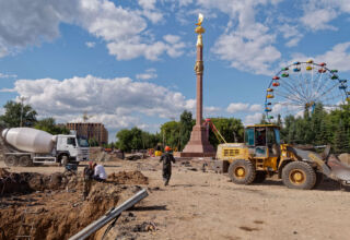 Небольшой фоторепортаж о текущем состоянии перепланировки и капитального ремонта на площади Независимости и внутри городского парка. Работа кипит, всё разворочено, скоро не узнаем где это ) 8 июля 2025.