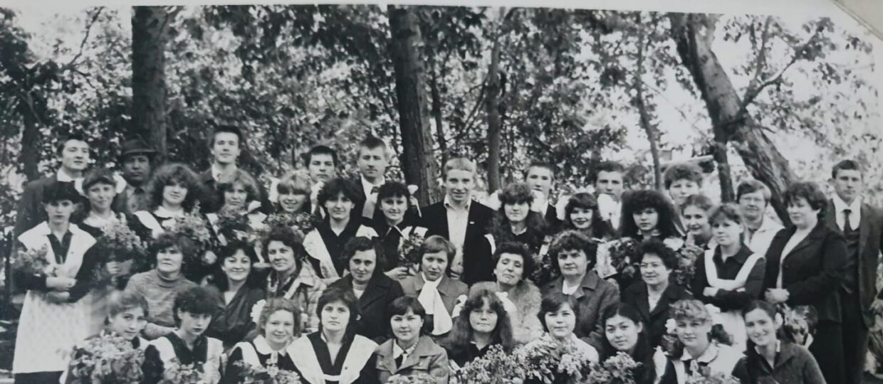 Последний звонок 25 мая 1983 года. Кретова З.Г. (сидит седьмая слева в центральном ряду) с учителями и выпускниками 10 «Б» класса средней школы № 11 г. Фото из архива Щербинина А.И.