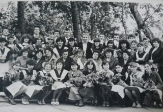 Последний звонок 25 мая 1983 года. Кретова З.Г. (сидит седьмая слева в центральном ряду) с учителями и выпускниками 10 «Б» класса средней школы № 11 г. Фото из архива Щербинина А.И.