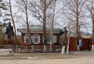 Музей истории города Кокшетау (бывший Республиканский мемориальный музей В.В. Куйбышева). 16 апреля 2023. Фото Е.Г. Емельянова.