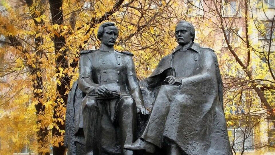 Парная скульптура «Чокан Валиханов и Фёдор Михайлович Достоевский» установлена в Семипалатинске в 1977 году у здания литературно-мемориального музея Ф.М. Достоевского. Скульптура сделана по заказу Семипалатинского горисполкома в Московском экспериментальном скульптурно-производственном комбинате художественного фонда РСФСР и отлита на Мытищинском заводе. Скульптор Дмитрий Георгиевич Элбакидзе (1923-1979).