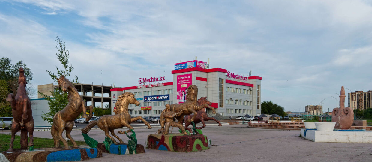 Немного картинок из района ТЦ Мечта. Амфитеатр, кони, мосты, река Кылшакты. 6 сентября 2025.