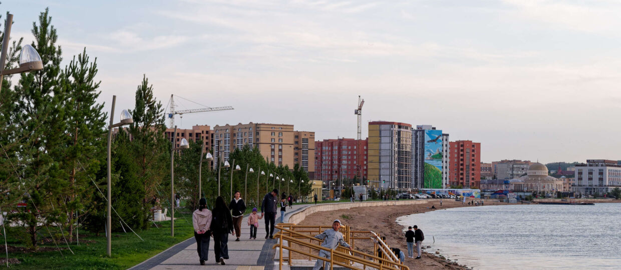 Фотопрогулка по набережной на вечерней заре. Вероятно в последний теплый, почти летний, вечер. Храм, мосты через реку Кылшакты, озеро Копа, рыбаки, детские площадки, люди на прогулке. Относительно тихо, тепло. Много ракурсов в коллекцию. 6 сентября 2025.