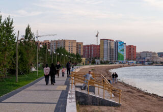 Фотопрогулка по набережной на вечерней заре. Вероятно в последний теплый, почти летний, вечер. Храм, мосты через реку Кылшакты, озеро Копа, рыбаки, детские площадки, люди на прогулке. Относительно тихо, тепло. Много ракурсов в коллекцию. 6 сентября 2025.