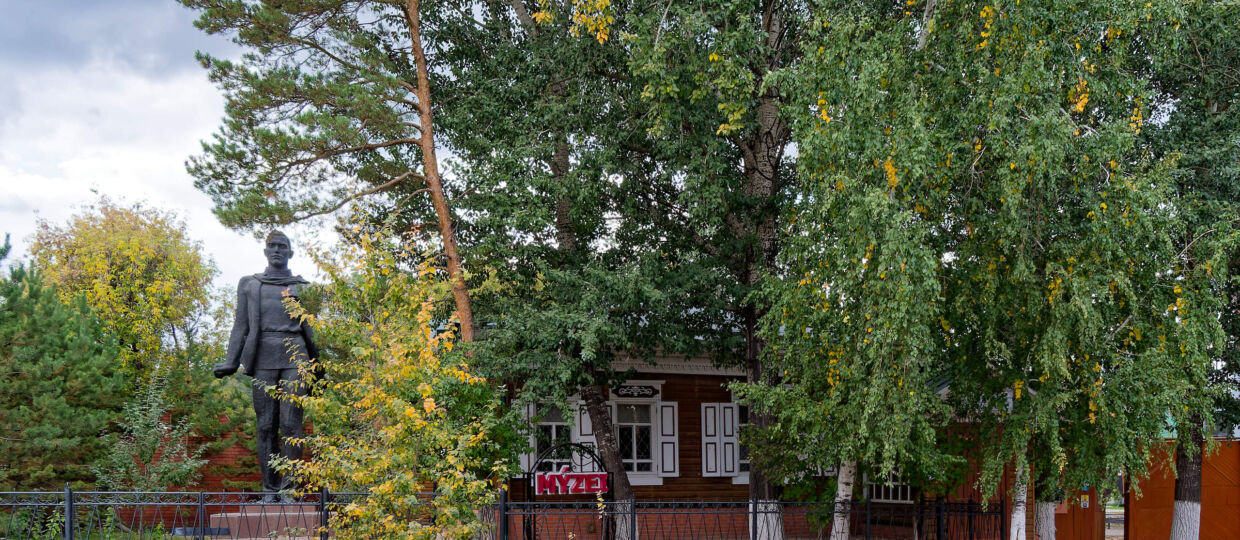 Первая часть. 25 лет со дня образования музея города Кокшетау. Кадры с подробного фоторепортажа из музея города Кокшетау, бывшего дома-музея Валериана Владимировича Куйбышева. Сохранившееся здание, памятник В.В.Куйбышева, территория, немного из залов с экспозициями. 19 сентября 2025.