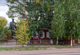 Первая часть. 25 лет со дня образования музея города Кокшетау. Кадры с подробного фоторепортажа из музея города Кокшетау, бывшего дома-музея Валериана Владимировича Куйбышева. Сохранившееся здание, памятник В.В.Куйбышева, территория, немного из залов с экспозициями. 19 сентября 2025.