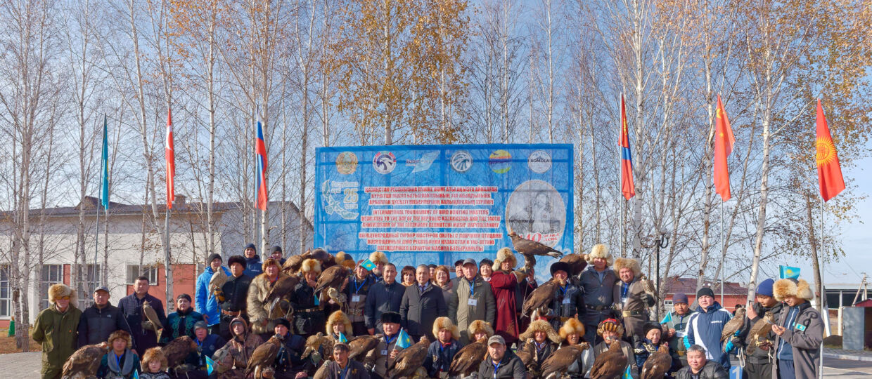 Первая часть фоторепортажа с ежегодных международных соревнований мастеров охоты с ловчими птицами "Кансонар-2025" посвященных Дню Республики Казахстан и 140-летию легендарного беркутчи Масипа Батырханулы. Сандыктау, детский оздоровительный центр "Жас даурен". Официальное открытие, приветственные речи, небольшой концерт, портреты участников и зрителей. 24 октября 2025.
