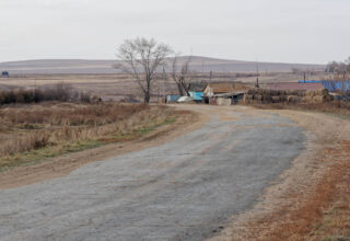 Несколько лет назад обнаружил в наградных списках моего деда Емельянова Василия Яковлевича указание, что он родился в деревне Михайловка, Арык-Балыкского района Акмолинской области 20 марта 1910 года. На днях проехал туда и поснимал текущее состояние этой деревни. Теперь она находится в Сандыктауском районе Акмолинской области, классическая богом забытая деревня, почти без дороги, наполовину разрушенная. А места там очень красивые. Фото от 24 октября 2025 года и исторические.