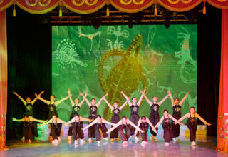 Первая часть фоторепортажа с 10-го юбилейного Республиканского творческого фестиваля "The Legacy show" 10 Art Festival и 30 лет в танцах Айдара Мубаракова, проходившего в ДК "Достар", Кокшетау. Ожидание, волнение, выступления участников. 15 ноября 2025.