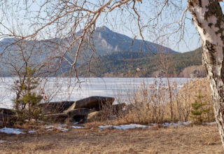 Небольшая фотопрогулка по берегу Боровского озера. Тихо, солнечно, тепло, на озере никого. Классические виды через озеро на горы, лес, птички, белочки, пейзажи. Много ракурсов в коллекцию. 19 ноября 2025.