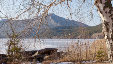 Небольшая фотопрогулка по берегу Боровского озера. Тихо, солнечно, тепло, на озере никого. Классические виды через озеро на горы, лес, птички, белочки, пейзажи. Много ракурсов в коллекцию. 19 ноября 2025.