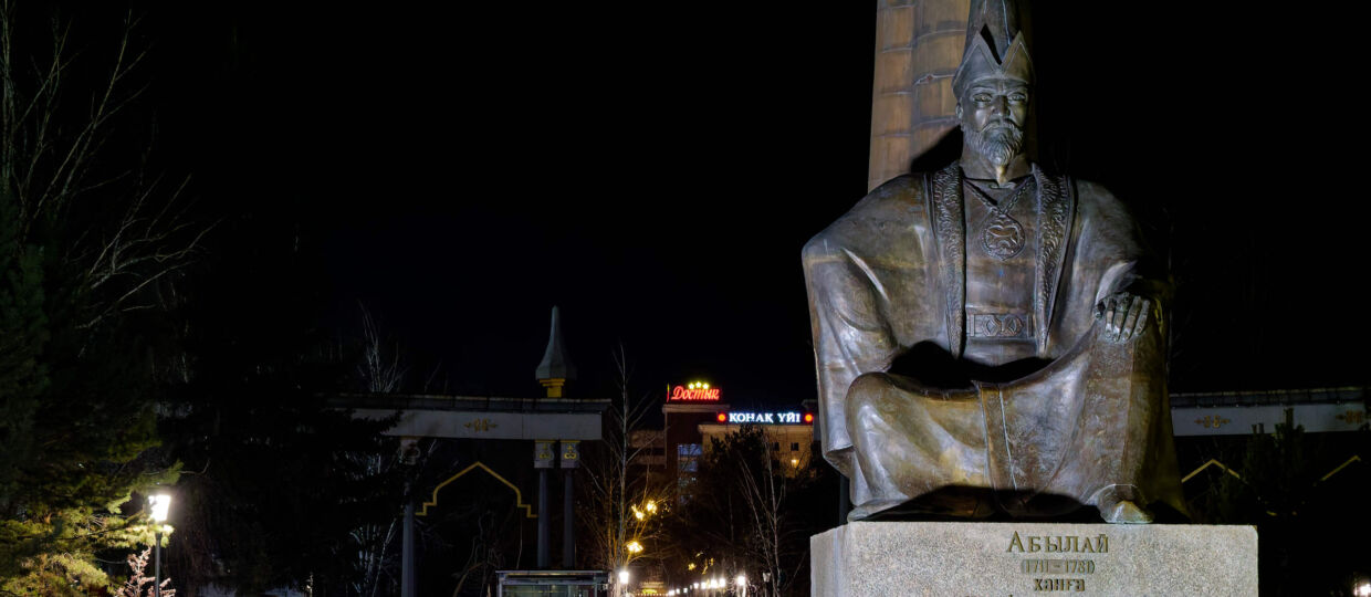 Прогулка по тёмному городу тёмной ночью. По ул.Ауельбекова от Елемесова до пр.Назарбаева, далее по Абая и до площади Абылай хана. Темно, фонари только показывают направление движения. Немногочисленные прохожие и автомобили. Все заметные здания в центре города. Памятники М.Габдуллину и Абылай хану. Много ракурсов в коллекцию. 26 ноября 2025.