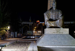 Прогулка по тёмному городу тёмной ночью. По ул.Ауельбекова от Елемесова до пр.Назарбаева, далее по Абая и до площади Абылай хана. Темно, фонари только показывают направление движения. Немногочисленные прохожие и автомобили. Все заметные здания в центре города. Памятники М.Габдуллину и Абылай хану. Много ракурсов в коллекцию. 26 ноября 2025.