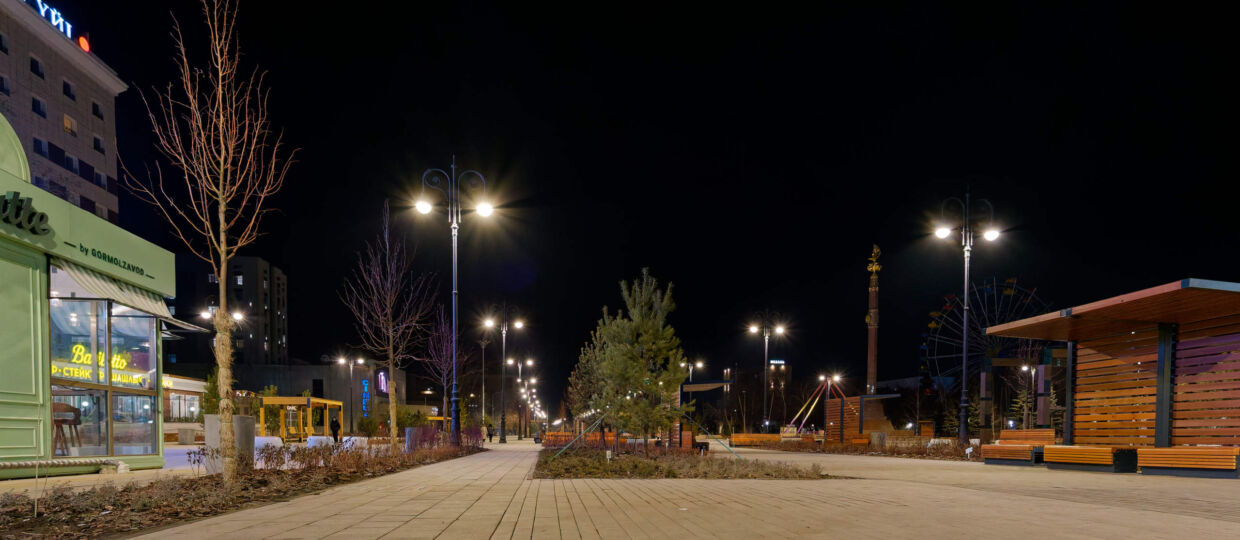 Прогулка по тёмному городу тёмной ночью. Часть вторая. От входа в парк по аллее до совсем новой площади Независимости. Красивая обновлённая площадь, ЦУМ и ближайшие строения, гостиница Достык. Много ракурсов в коллекцию. 26 ноября 2025.