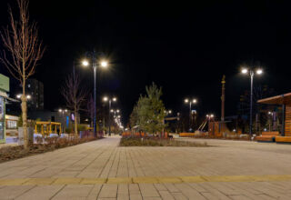 Прогулка по тёмному городу тёмной ночью. Часть вторая. От входа в парк по аллее до совсем новой площади Независимости. Красивая обновлённая площадь, ЦУМ и ближайшие строения, гостиница Достык. Много ракурсов в коллекцию. 26 ноября 2025.