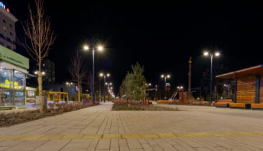 Прогулка по тёмному городу тёмной ночью. Часть вторая. От входа в парк по аллее до совсем новой площади Независимости. Красивая обновлённая площадь, ЦУМ и ближайшие строения, гостиница Достык. Много ракурсов в коллекцию. 26 ноября 2025.