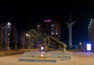 Прогулка по тёмному городу тёмной ночью. Часть третья. По бывшей аллее городов-героев к Вечному огню. Бюст Бигельдинова, Вечный огонь, обелиски, новый парк у Вечного огня, спортивные площадки. 26 ноября 2025.