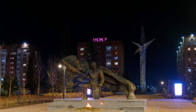 Прогулка по тёмному городу тёмной ночью. Часть третья. По бывшей аллее городов-героев к Вечному огню. Бюст Бигельдинова, Вечный огонь, обелиски, новый парк у Вечного огня, спортивные площадки. 26 ноября 2025.