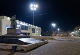 Прогулка по тёмному городу тёмной ночью. Часть четвёртая. По Акана-серэ от Вечного огня до проспекта Назарбаева и далее до ул.Ауельбекова и Садвакасова. Дворец Культуры "Кокшетау", памятники Биржан сал и Акану серэ, дома, сквер по ул Садвакасова и памятник Еркину Ауельбекову. 26 ноября 2025.