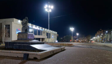 Прогулка по тёмному городу тёмной ночью. Часть четвёртая. По Акана-серэ от Вечного огня до проспекта Назарбаева и далее до ул.Ауельбекова и Садвакасова. Дворец Культуры "Кокшетау", памятники Биржан сал и Акану серэ, дома, сквер по ул Садвакасова и памятник Еркину Ауельбекову. 26 ноября 2025.