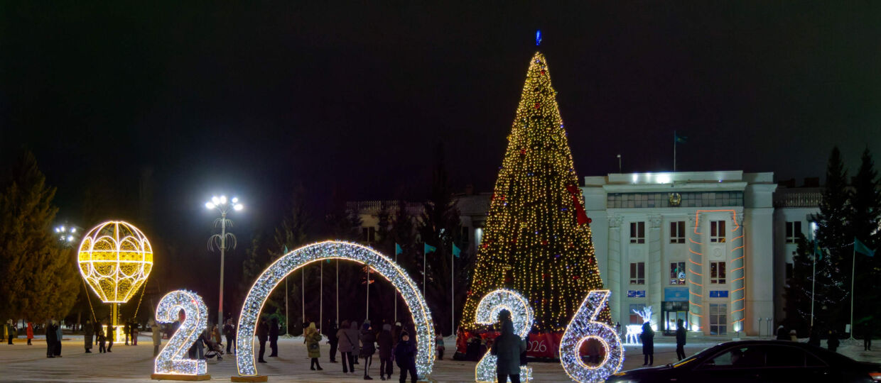 Небольшая прогулка по ночному городу. Ёлка на площади Абылай хана, городской парк, новая улица Сагдиева (бывшая Куйбышева), ёлка издалека на набережной озера Копа. Ближе не подошёл, ветром сдуло ). Улица Абая, стадион Окжетпес и другое, что попадалось по пути. Фотографии в хронологическом порядке. Много ракурсов в коллекцию. 19 декабря 2025