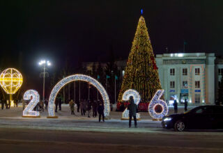 Небольшая прогулка по ночному городу. Ёлка на площади Абылай хана, городской парк, новая улица Сагдиева (бывшая Куйбышева), ёлка издалека на набережной озера Копа. Ближе не подошёл, ветром сдуло ). Улица Абая, стадион Окжетпес и другое, что попадалось по пути. Фотографии в хронологическом порядке. Много ракурсов в коллекцию. 19 декабря 2025