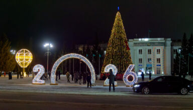Небольшая прогулка по ночному городу. Ёлка на площади Абылай хана, городской парк, новая улица Сагдиева (бывшая Куйбышева), ёлка издалека на набережной озера Копа. Ближе не подошёл, ветром сдуло ). Улица Абая, стадион Окжетпес и другое, что попадалось по пути. Фотографии в хронологическом порядке. Много ракурсов в коллекцию. 19 декабря 2025